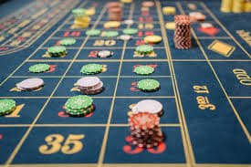 Mobile Slot ဂိမ်းကစားနေသော မြင်ကွင်း — Free Spin Bonus Round ထွက်နေသည်